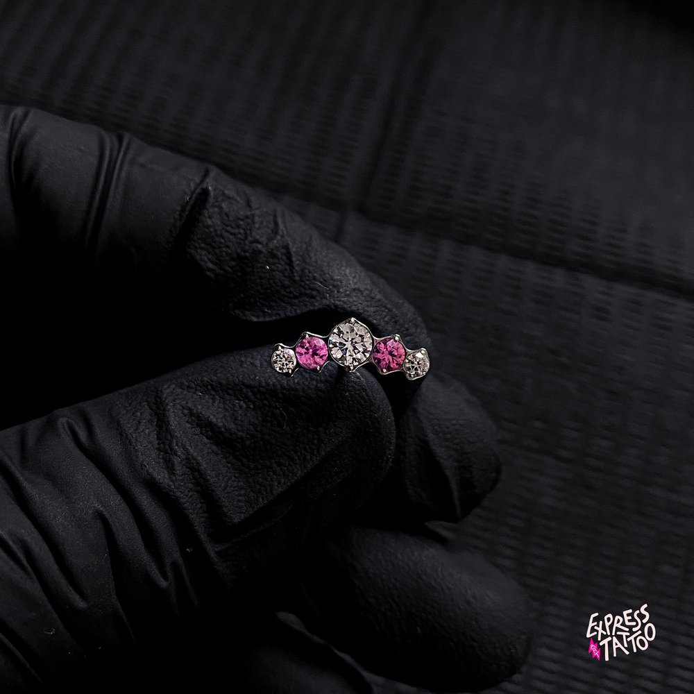 Top de rayo con zirconias rosas